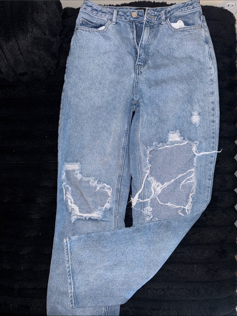 Relaxed Boyfriend Jeans in Light Blue with Distressed Knees